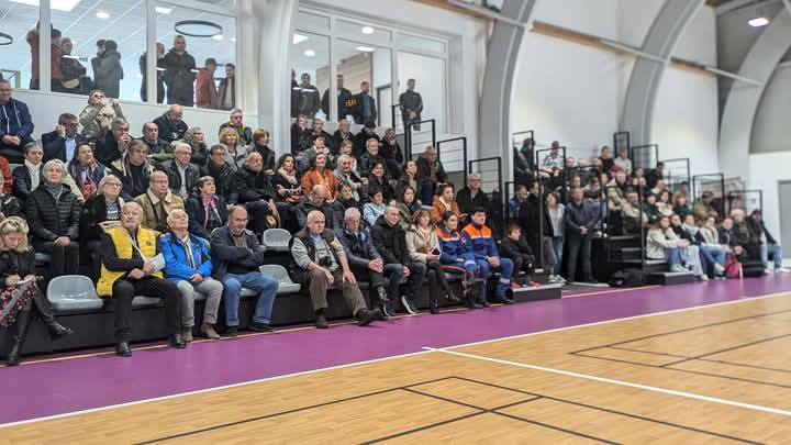 Public dans la salle principale du complexe sportif